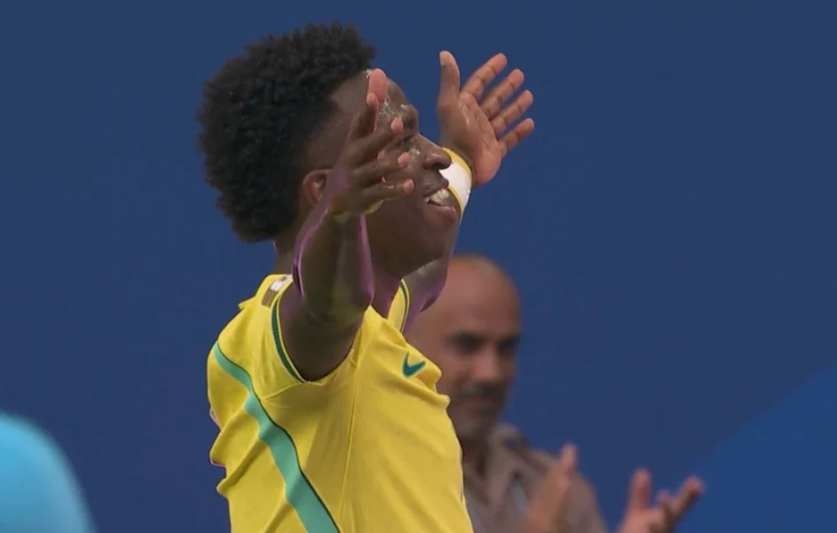 Vini Jr. comemora gol do Brasil sobre a Escócia em partida da Copa de quarta-feira (24) (Foto: Reprodução / CazéTV)