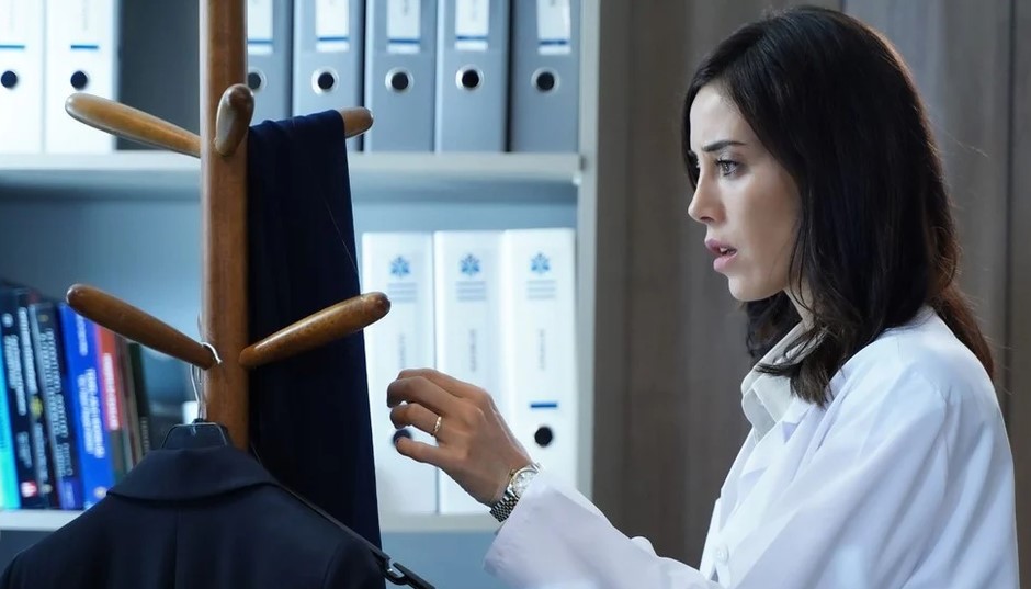 Asya (Cansu Dere) em A Iludida (Foto: Reprodução / Record)