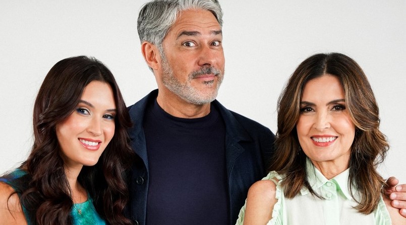 Os jornalistas William Bonner e F&aacute;tima Bernarde posam sorridentes ao lado da filha Bia Bonemer, nos bastidores do programa C&aacute; Entre N&oacute;s.