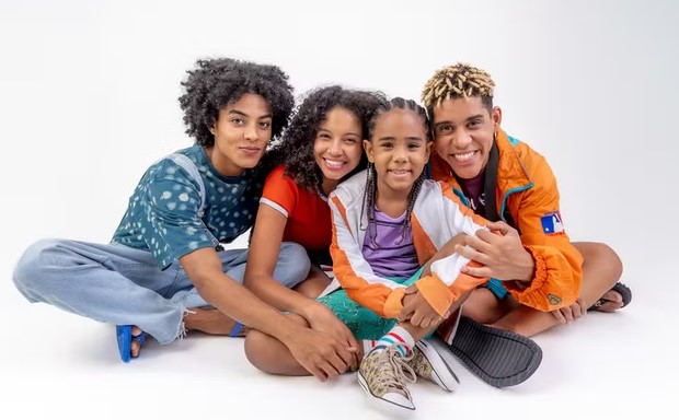 &Iacute;talo, Glorinha, Samuca e Peixe s&atilde;o os filhos de Juli em Por Voc&ecirc; (Foto: Reprodu&ccedil;&atilde;o / Globo / Beatriz Damy)