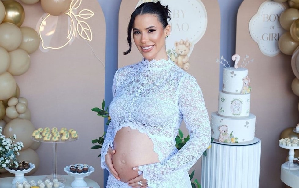 Larissa Tomásia sorridente no chá revelação do filho.