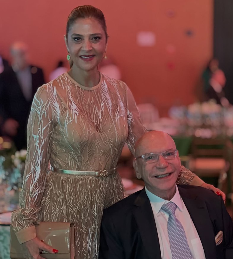 Leila Pereira posa sorridente ao lado do marido, José Roberto Lamacchia em evento.