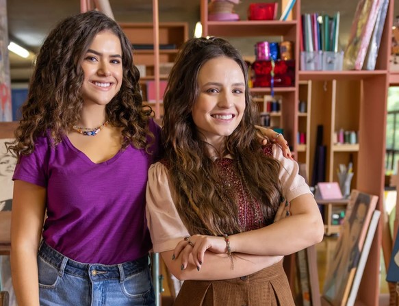 Maisa e Larissa Manoela no filme De Volta aos 15 (Foto: Reprodu&ccedil;&atilde;o / Netflix) 

