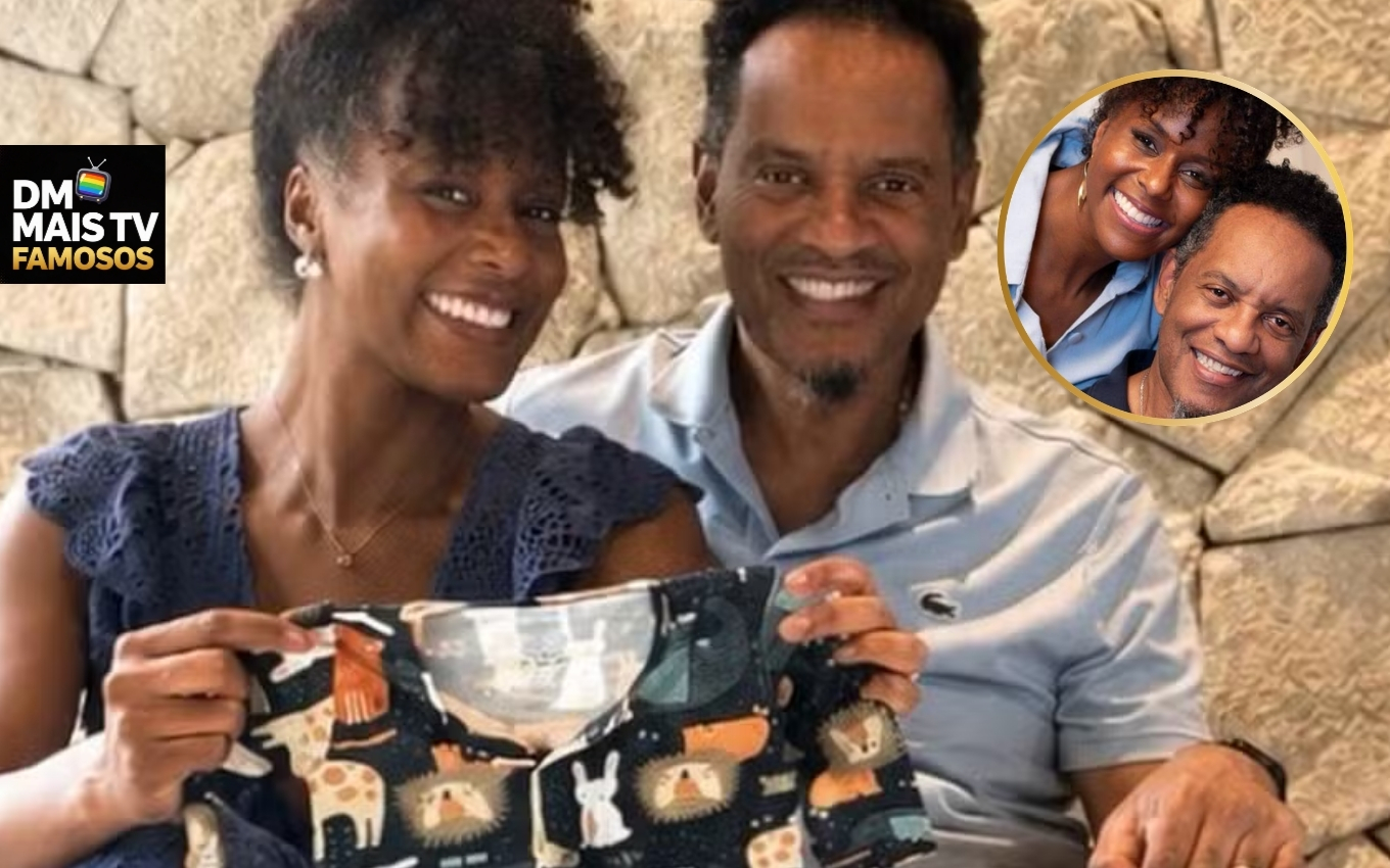 Maju Coutinho, jornalista da Globo, ao lado do marido, segurando uma roupinha de bebê, anuncia que está grávida.