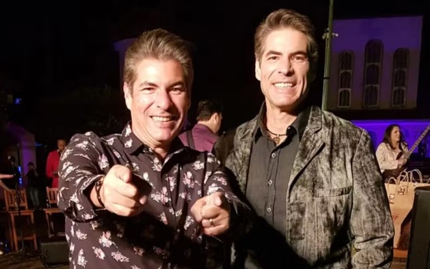 Mauricio e Marcelo Gasparini constru&iacute;ram juntos uma trajet&oacute;ria de 35 anos na m&uacute;sica sertaneja. Os dois posam sorridentes para a imagem.