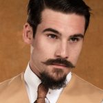 Mirinho (Nicolas Prattes) em A Nobreza do Amor (Foto: Reprodução / Globo / Montagem DM Mais TV)