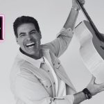 Marcelo Gasparini era cantor sertanejo. Na imagem publicada em suas redes sociais, ele segura o violão e posa sorrindo para a foto.