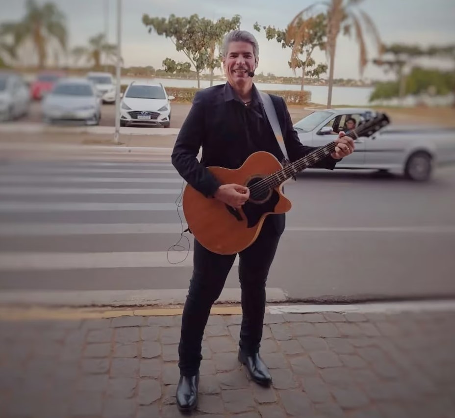 Marcelo Gasparini era cantor sertanejo. Na imagem publicada em suas redes sociais, ele segura o viol&atilde;o e posa sorrindo para a foto.
