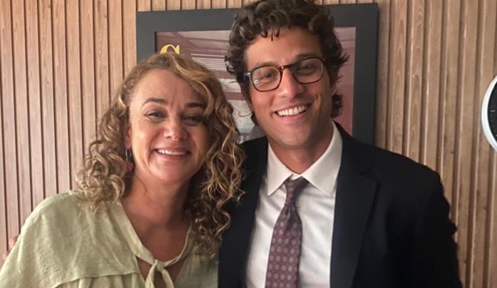 Nova personagem surge com arquivo secreto que pode mudar investigação sobre quem matou Arthur em Quem Ama Cuida (Foto: Reprodução / Globo)