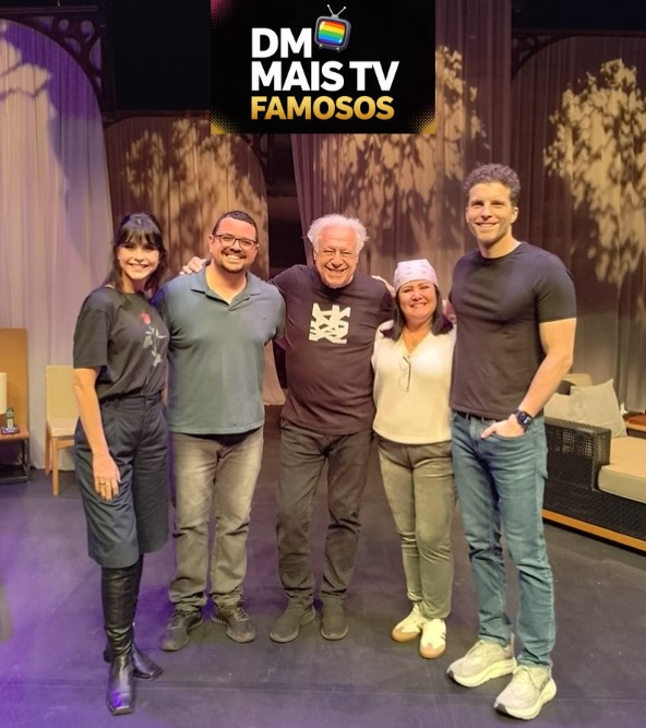 Os jornalistas Diego Laureano e Monika Laureano posam ao lado de Ant&ocirc;nio Fagundes, Thiago Fragoso e Alexandra Martins nos bastidores da pe&ccedil;a Dois de N&oacute;s, em cartaz no Rio de Janeiro. 