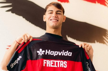 Joaqu&iacute;n Freitas apresentado oficialmente no Flamengo.
