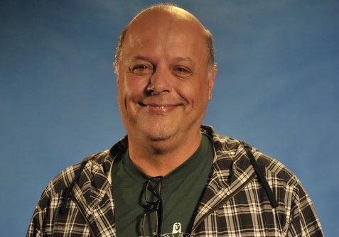 Roney Facchini na s&eacute;rie Macho Man, da Globo em 2011, posa sorridente. 