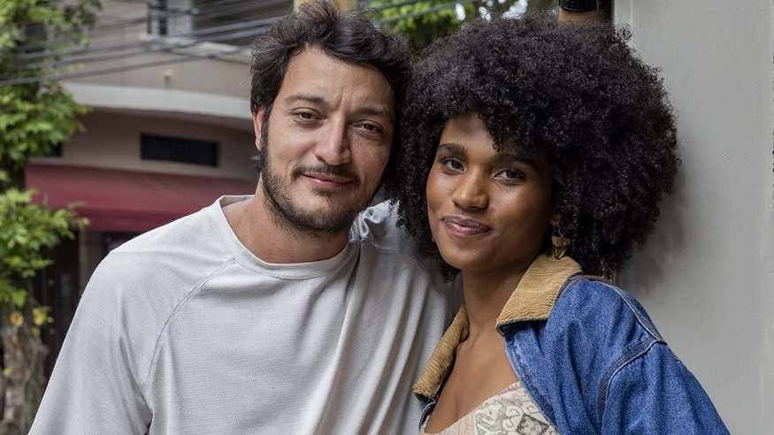 Personagens Tom e Elenice, posam nos bastidores da novela Quem Ama Cuida.